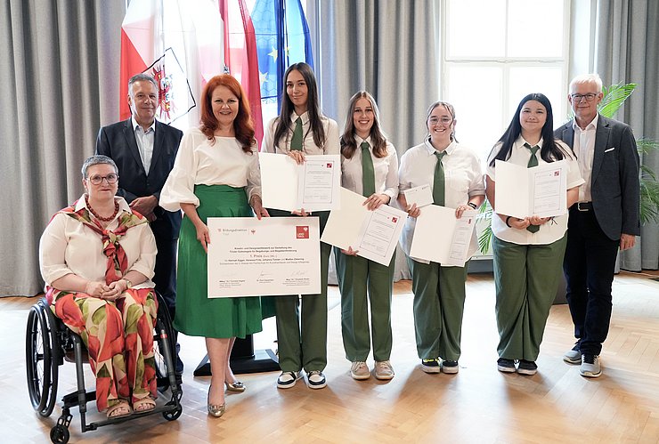 Durchsetzen beim landesweiten Designwettbewerb konnten sich vier Schülerinnen der Fachschule für Kunsthandwerk und Design Elbigenalp.