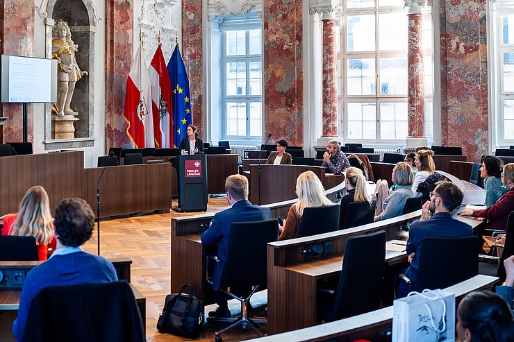 © Tiroler Landtag/Christanell Teilnehmende aus Politik, Verwaltung und Forschung folgten interessiert den Ausführungen.