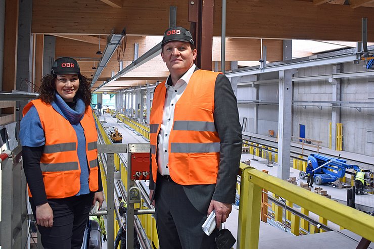 © Land Tirol/Huldschiner Die neue Werkshalle der ÖBB befindet sich noch im Bau. Im Bild mit LHStvin Ingrid Felipe und ÖBB-Regionalmanager Rene Zumtobel