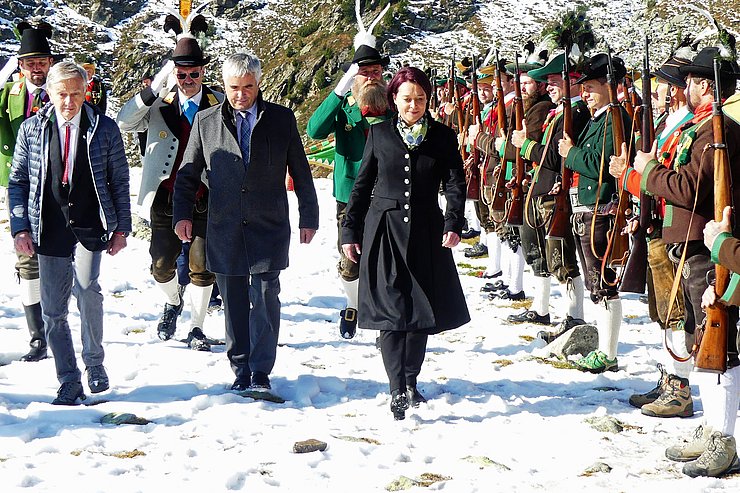 © Alois Nagler Die drei LandtagspräsidentInnen von Tirol, Südtirol und Trentino schritten gemeinsam die Front der Schützenformation ab.