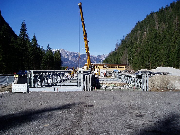 © Land Tirol/Somweber Einheben der Behelfsbrücken, Blickrichtung nach Norden