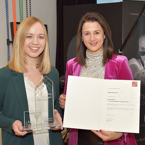 Arbeits- und Jugendlandesrätin Astrid Mair gratulierte Anna Eliskases zum "Lehrling des Monats Dezember 2023".