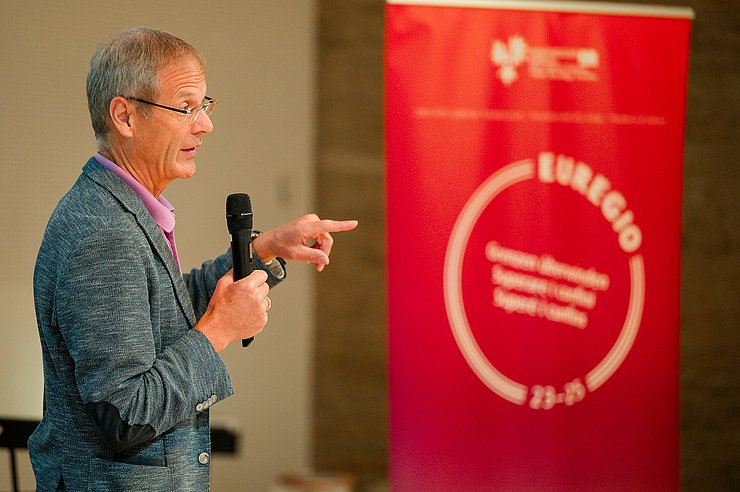 Obwexer in Mikrofon sprechend