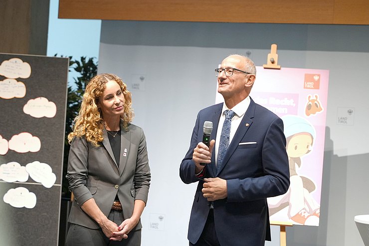 Lh Mattle bei Sprechen, daneben LRin Pawlata