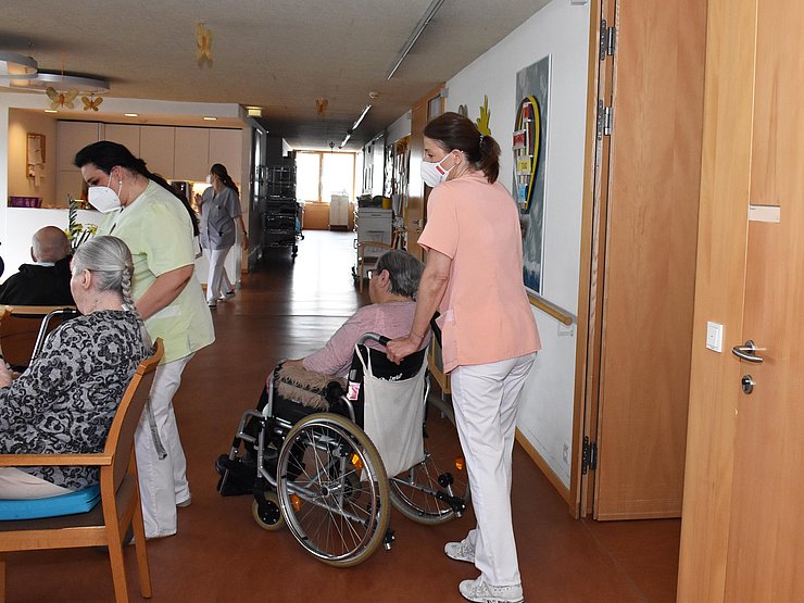 © Land Tirol/Knabl Leja schiebt Frau in Rollstuhl