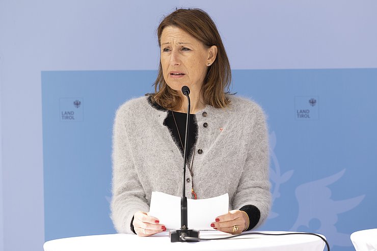 © Land Tirol/Die Fotografen LRin Leja am Rednerpult