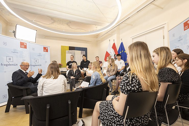 © Land Tirol/Die Fotografen Landeshauptmann spricht zur Klasse