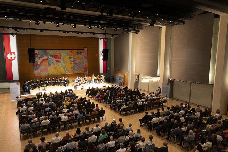 Congress Innsbruck innen: Musikanten auf Bühne