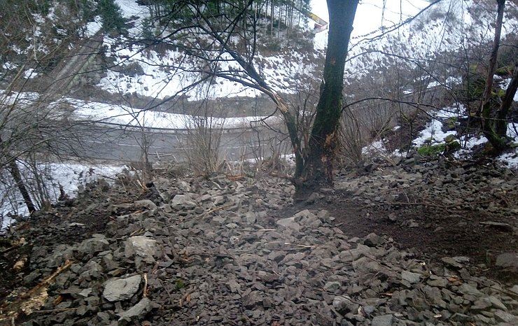 © Land Tirol/Außerlechner Als ersten Schritt müssen die Abbruchfläche und der Sturzkegel händisch beräumt werden.