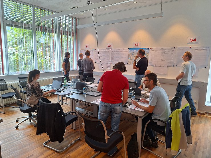 © Land Tirol/Hofreiter Einsatzstab Verbund: Menschen sitzen um Tisch herum