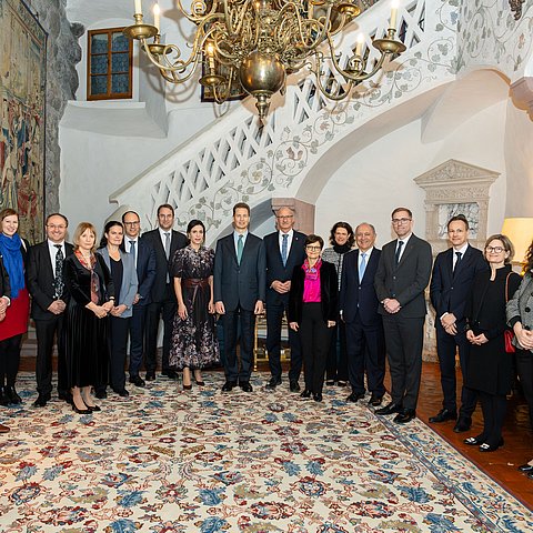 Gruppenfoto in prunkvollem historischen Gebäude