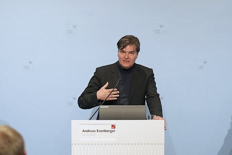 © Land Tirol/Reiter Exenberger am Redepult