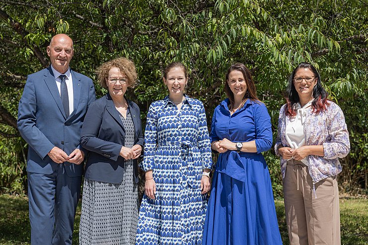 © Antonio Bayer V. li. bei der LandesjugendreferentInnenkonferenz LR Christian Dörfel (Oberösterreich), LRin Christiane Teschl-Hofmeister (Niederösterreich), Familienministerin Claudia Plakolm, LRin Astrid Mair und LRin Sara Schaar (Kärnten).