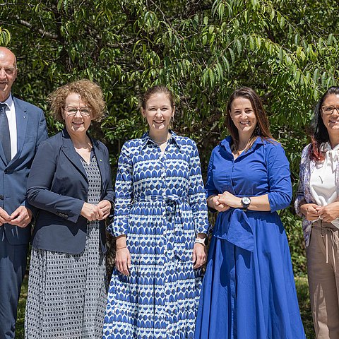 V. li. bei der LandesjugendreferentInnenkonferenz LR Christian Dörfel (Oberösterreich), LRin Christiane Teschl-Hofmeister (Niederösterreich), Familienministerin Claudia Plakolm, LRin Astrid Mair und LRin Sara Schaar (Kärnten).