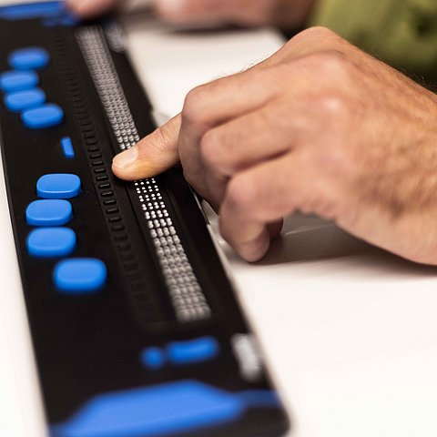 Mit der Braillezeile können digitale Inhalte in Brailleschrift übertragen werden.