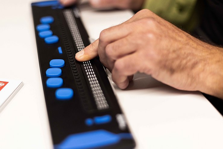 Mit der Braillezeile können digitale Inhalte in Brailleschrift übertragen werden.