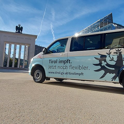Der Impf-Van, seitlich geparkt auf dem Landhausplatz.