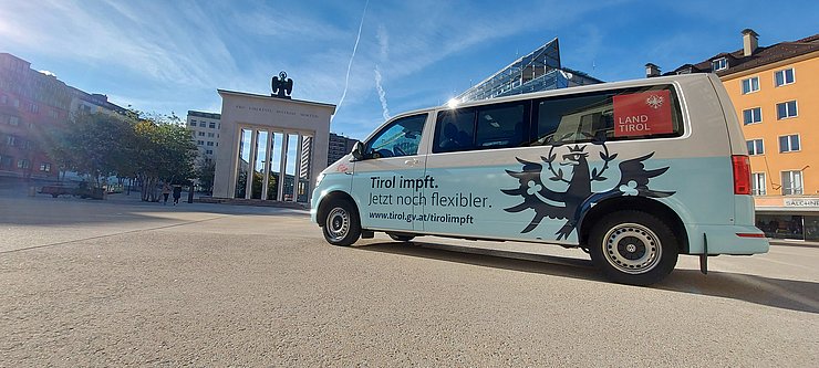 Der Impf-Van, seitlich geparkt auf dem Landhausplatz.