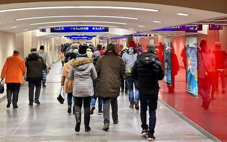 © Saidberger Menschen am Bahnhof