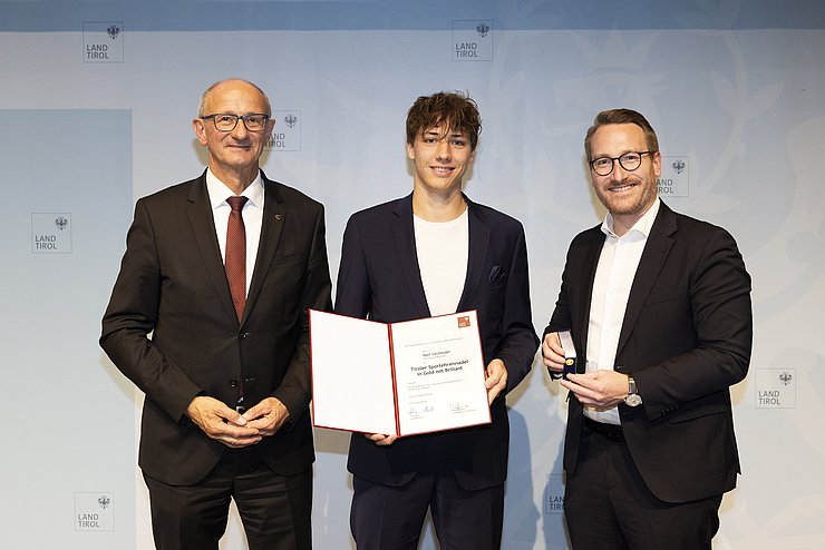 v.l.n.r.: LH Anton Mattle, Noel Salzburger, 1.LH-Stv. Philip Wohlgemuth