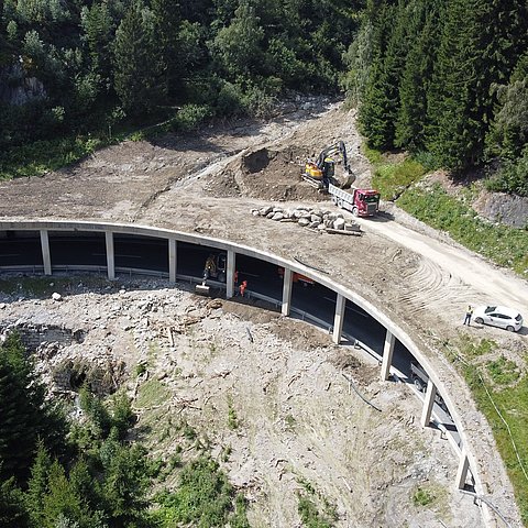 Aufräumungsarbeiten entlang der Arlbergstraße