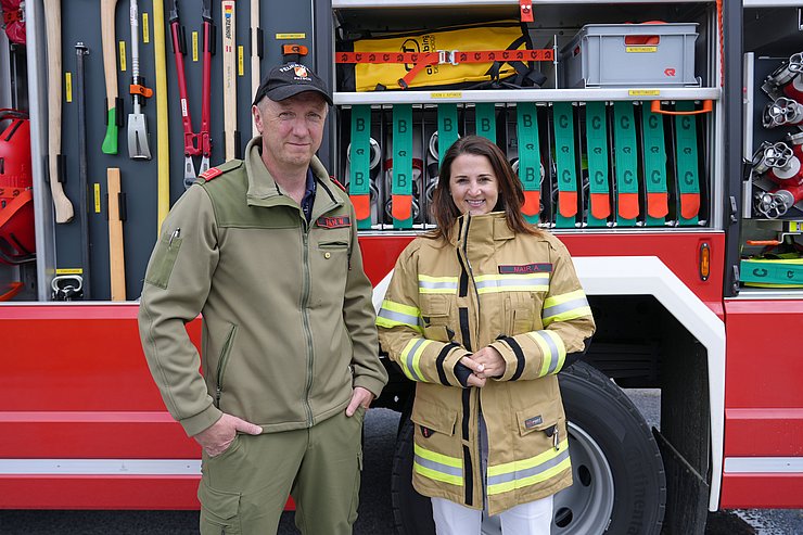 Gruppenfoto vor dem neuen Fahrzeug