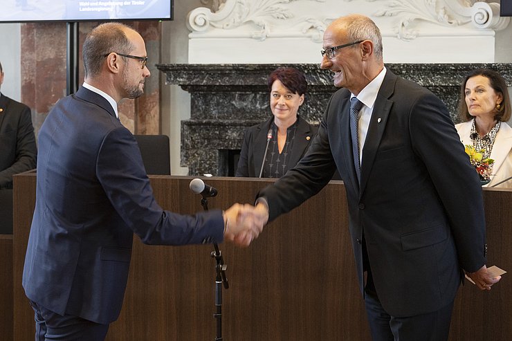 LH Mattle und LR Gerber schütteln sich die Hand.