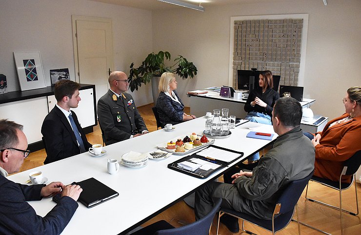 © Land Tirol/Pichler Mehrere Personen sitzen am Tisch und unterhalten sich.