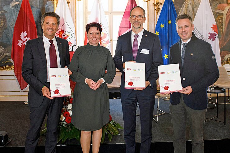 LTPin Sonja Ledl-Rossmann mit den Leitern der Landestourismusorganisationen (v.li.) Maurizio Rossini (Trentino Marketing), Erwin Hinteregger (IDM Südtirol) und Florian Phleps (Tirol Werbung) anlässlich der Gründung des neuen EVTZ Connect.
