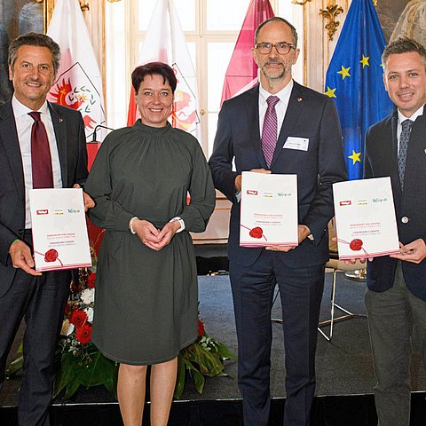LTPin Sonja Ledl-Rossmann mit den Leitern der Landestourismusorganisationen (v.li.) Maurizio Rossini (Trentino Marketing), Erwin Hinteregger (IDM Südtirol) und Florian Phleps (Tirol Werbung) anlässlich der Gründung des neuen EVTZ Connect.