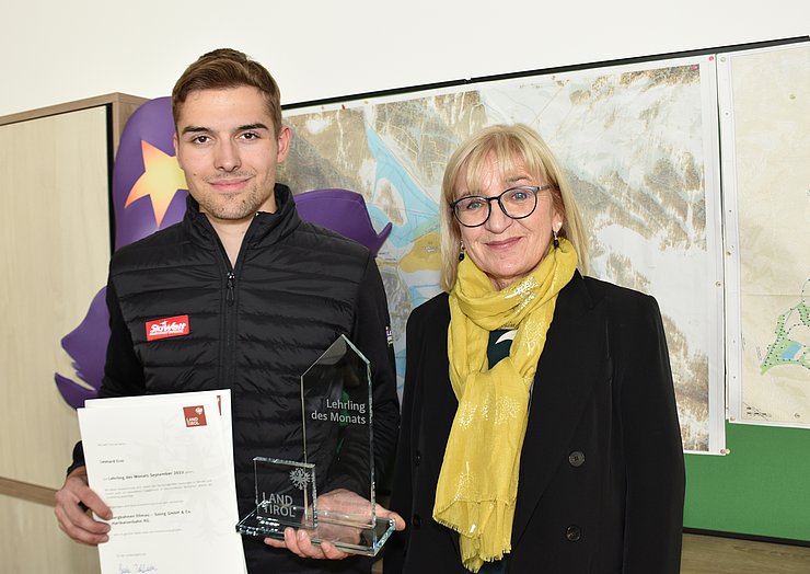 © Land Tirol/Gerzabek Arbeits- und Bildungslandesrätin Beate Palfrader gratulierte Leonard Erni zum "Lehrling des Monats September 2022".