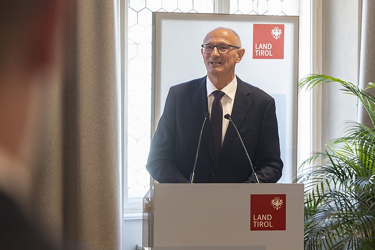 Ein Mann beim Sprechen.