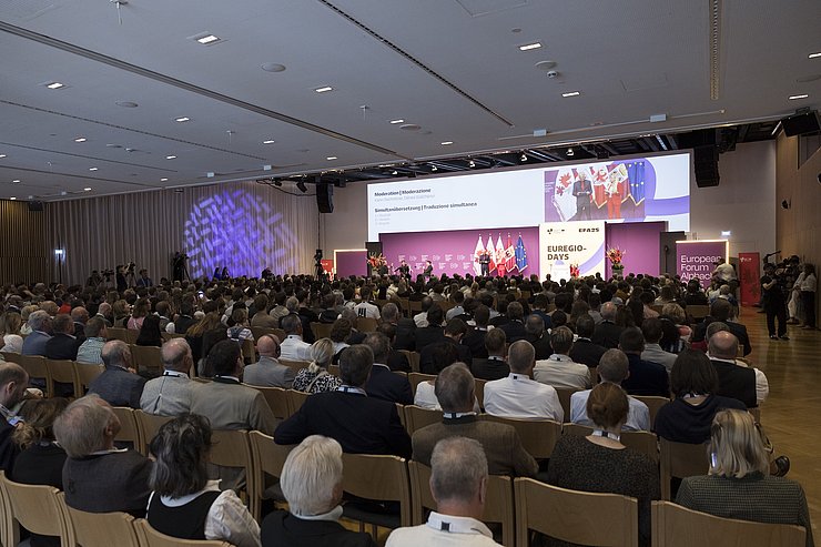 Saal mit besetzten Stuhlreihen