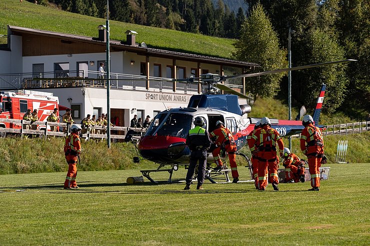 Einsatzkräfte und Hubschrauber