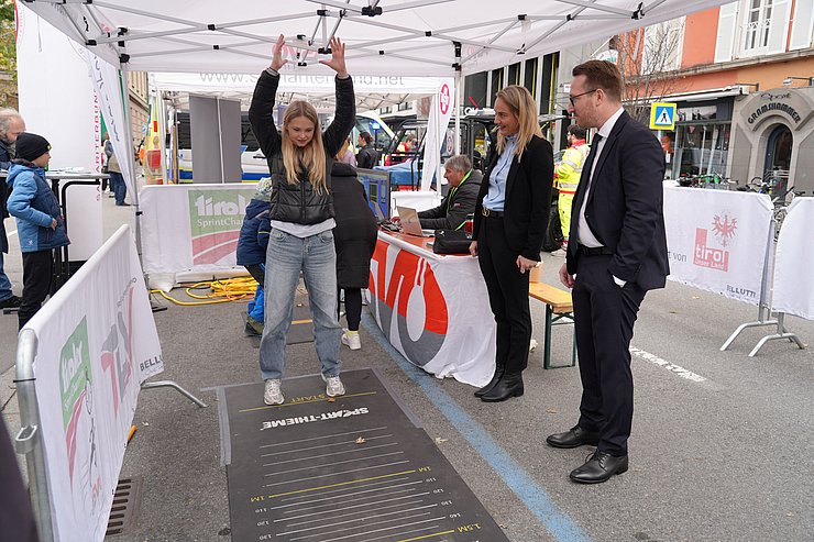 LHStv Philip Wohlgemuth mit der erfolgreichen Nachwuchs-Leichtathletin Emily Seelaus (li.) am Landhausplatz.