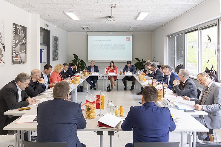 © Land Tirol/Die Fotografen Konferenzraum, Menschen sitzen an Tischen in Kreisform