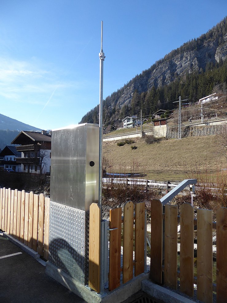 Messstelle: rechteckiger silberner Kasten mit Antenne