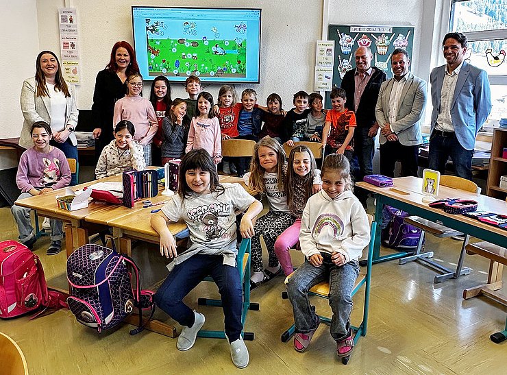 © Land Tirol Landesrätin Hagele steht in einer Volksschulklasse.