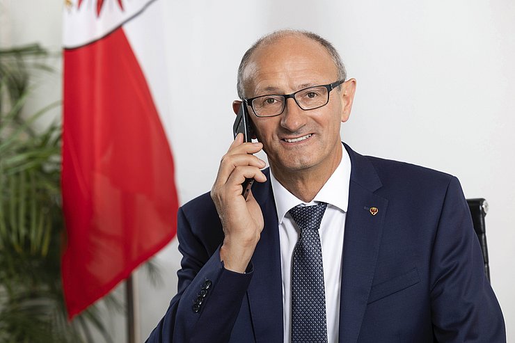 Generationenlandesrat Anton Mattle wirbt dafür, das umfassende Informationsangebot vom InfoEck der Generationen zu nutzen. Am 16. September und 16. November freut er sich zudem auf zahlreiche Anregungen und Gespräche mit Jugendlichen, Familien und SeniorInnen im Rahmen von telefonischen bzw. digitalen Sprechstunden.