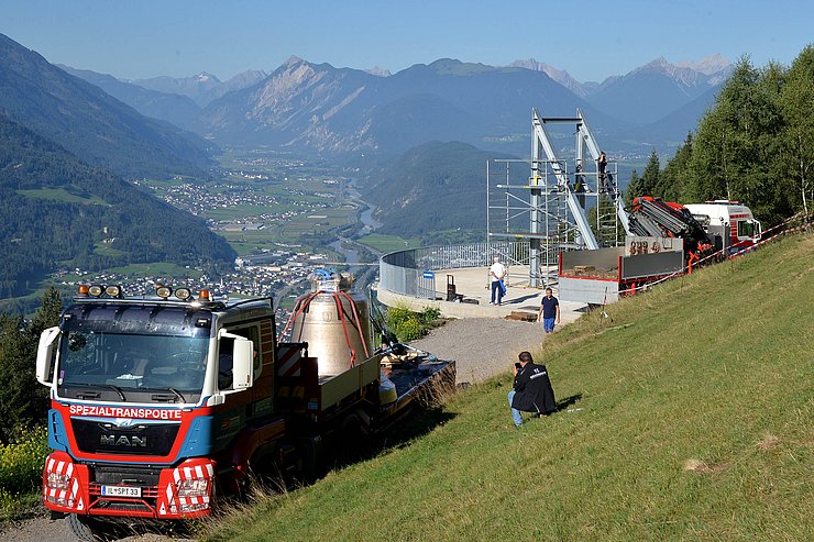 © MG Telfs/Dietrich Standort mit Aussichtsplattform, Glocke auf Lkw, dahinter der Blick ins Tal