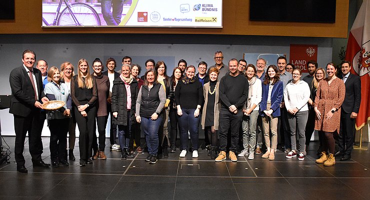 Gruppenfoto mit circa 30 Personen