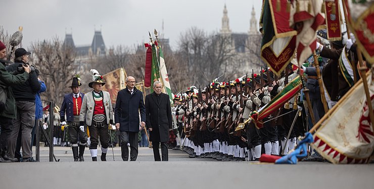 © Daniel Trippolt/HBF LH Anton Mattle und Bundespräsident Alexander Van der Bellen mit Schützen