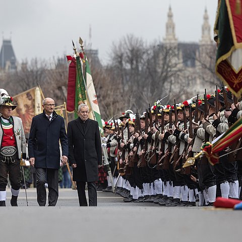 LH Anton Mattle und Bundespräsident Alexander Van der Bellen mit Schützen