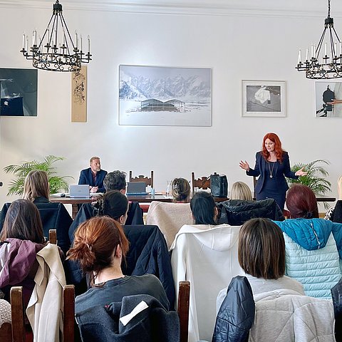 Landesrätin Hagele hält einen Vortrag.