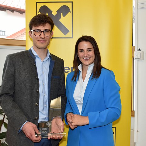 Arbeits- und Jugendlandesrätin Astrid Mair überreichte die Trophäe "Lehrling des Monats Juni 2025" an Florian Schreyer im Betrieb in Ehrwald.