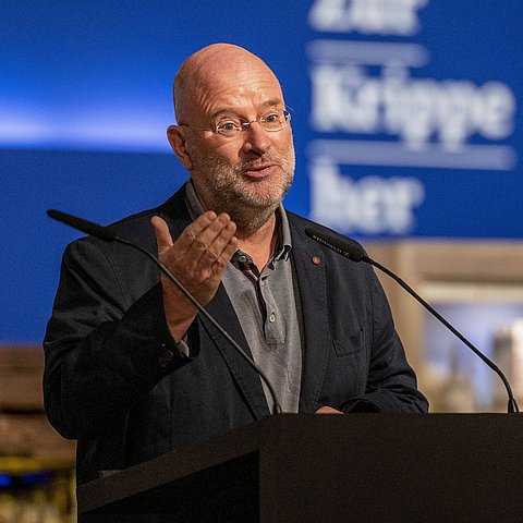 Foto des neuen Geschäftsführers des Landesmuseums Andreas Rudigier bei einer Pressekonferenz