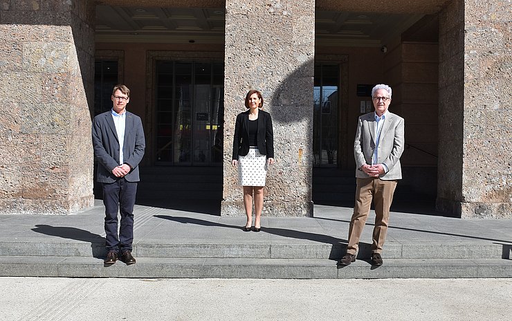 von links: Wolfgang Sparber (Geschäftsführer des Vereins "Suchthilfe Tirol"), Soziallandesrätin Gabriele Fischer, Christian Haring (Obmann des Vereins "Suchthilfe Tirol")