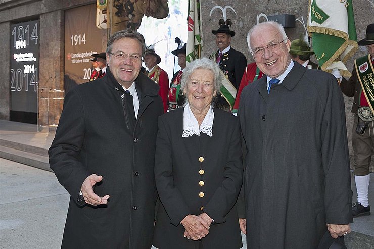 © Land Tirol/Die Fotografen, Abdruck honorarfrei LH Günther Platter (li.) und Landtagspräsident Herwig van Staa erinnerten in ihren Festansprachen an die Gräuel des Krieges und die Bedeutung des Friedens. Julia Gschnitzer machte mit Gedichten von Georg Trakl und Tagebucheintragungen von Tiroler Soldaten