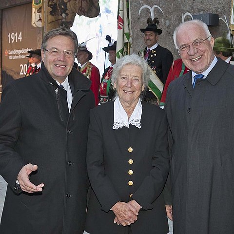 LH Günther Platter (li.) und Landtagspräsident Herwig van Staa erinnerten in ihren Festansprachen an die Gräuel des Krieges und die Bedeutung des Friedens. Julia Gschnitzer machte mit Gedichten von Georg Trakl und Tagebucheintragungen von Tiroler Soldaten