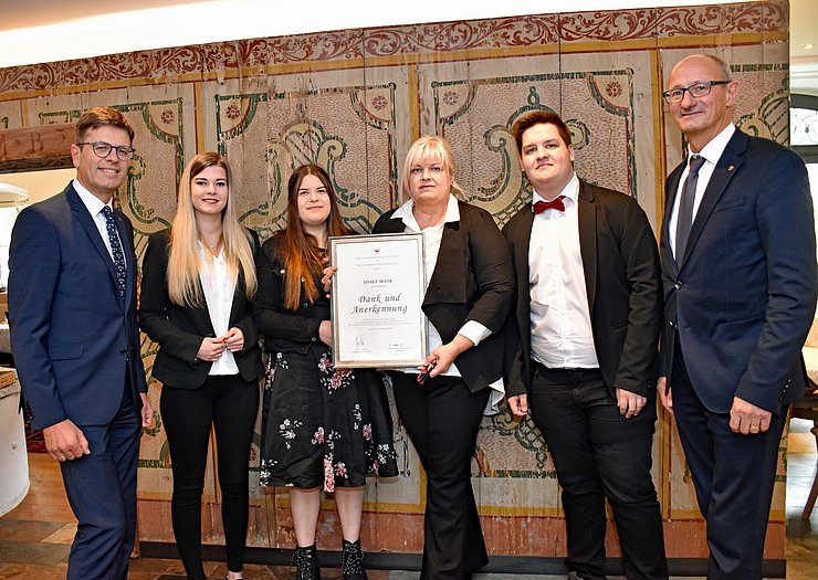 © Land Tirol/Kathrein LR Mattle und BH Michael Brandl mit den geehrten VertreterInnen von Taxi Josef Mair.